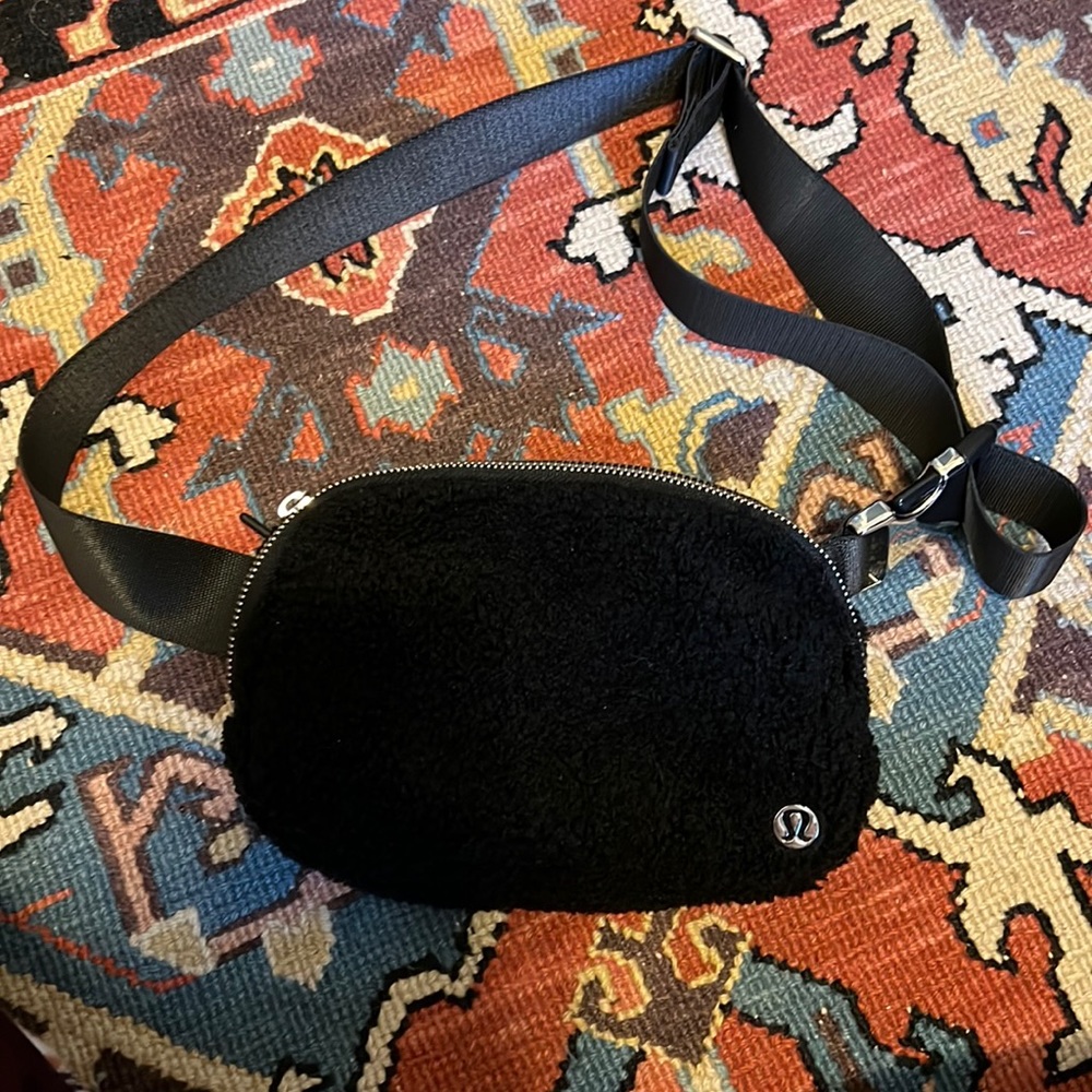 EUC Lululemon Sherpa belt bag